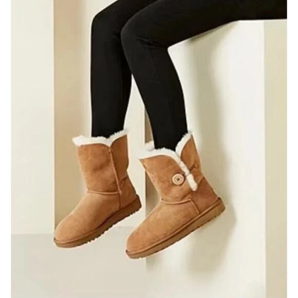UGG Australia Women's Bailey Button II Boots, Size US 8 Chestnut Brown Sheepskin - Picture 1 of 12